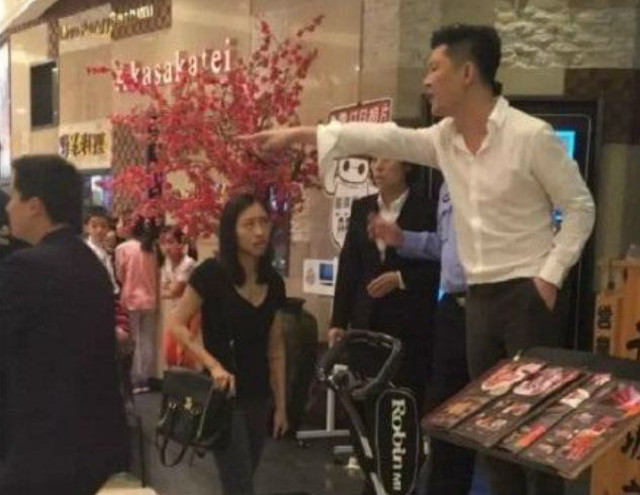 Quản lý nhà hàng đòi đánh khách hàng mang thai khi bị nhắc dập thuốc lá
